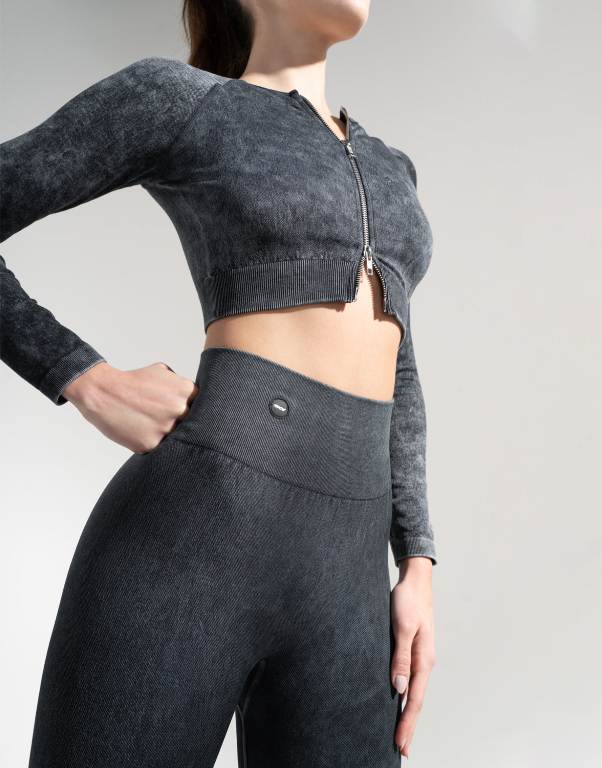 ZIPPED BLACK SEAMLESS LONG SLEEVE