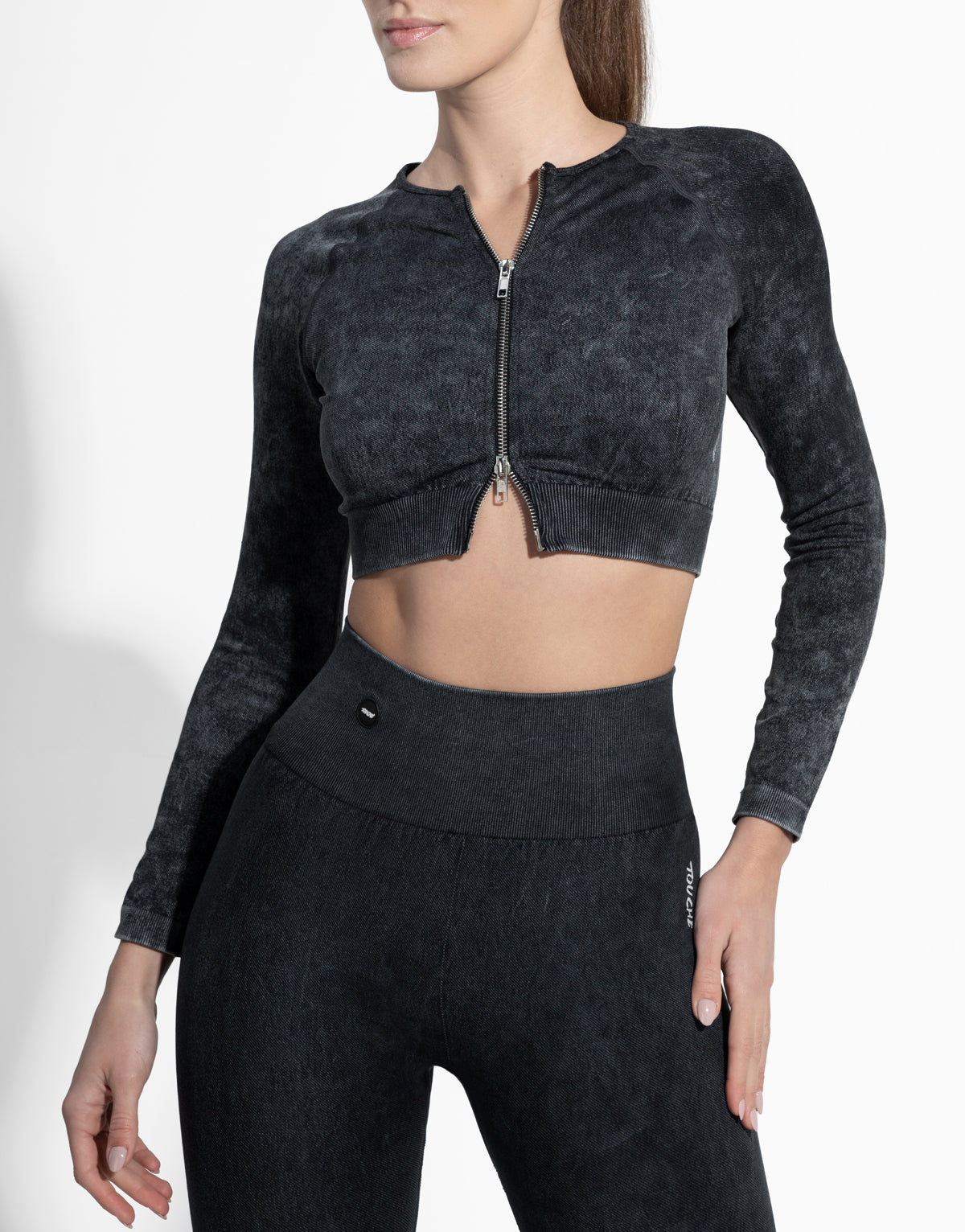 ZIPPED BLACK SEAMLESS LONG SLEEVE